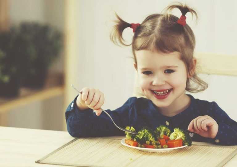 Πως-θα-μάθετε-τα-παιδιά-σας-να-τρώνε-υγιεινά