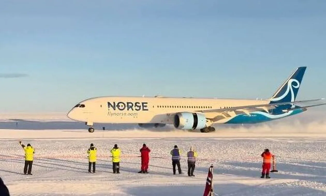 Η-εντυπωσιακή-προσγείωση-boeing-787-στην-παγωμένη-Ανταρκτική-(vid)