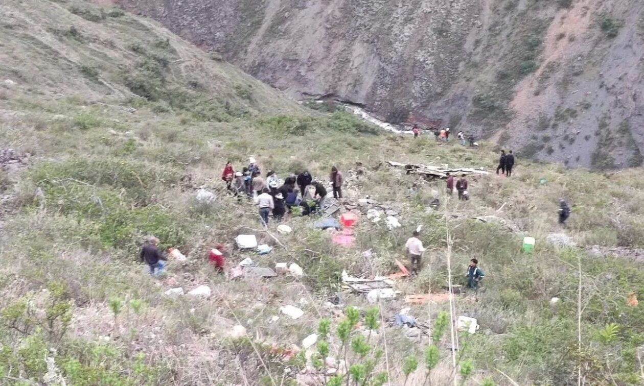 Περού:-Συγκλονιστικό-βίντεο-με-λεωφορείο-που-πέφτει-σε-χαράδρα-300-μέτρων-–-Τουλάχιστον-οι-20-νεκροί