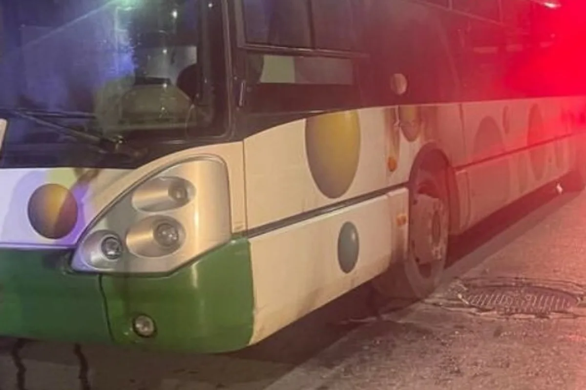 Άνω-Λιόσια:-Επίθεση-με-μολότοφ-σε-εν-κινήσει-λεωφορείο-–-Προκλήθηκε-φωτιά