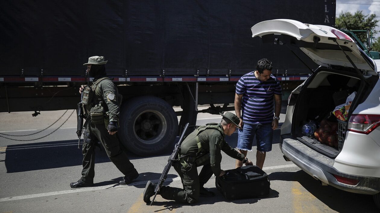 Κολομβία:-Ο-στρατός-απελευθέρωσε-δυο-τουρίστες-από-τον-Καναδά-που-κρατούνταν-όμηροι-στη-ζούγκλα