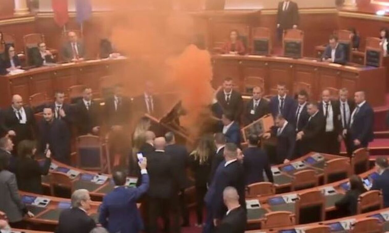Αλβανία:-Επεισόδια-και-φωτοβολίδες-στη-Βουλή-από-υποστηρικτές-του-Μπερίσα