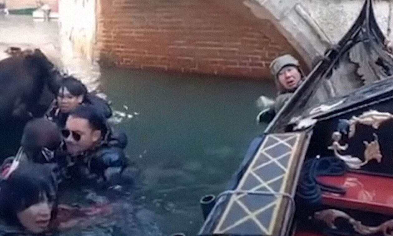 Βενετία:-Αναποδογύρισε-η-γόνδολα-και-βρέθηκαν-στο-νερό-τουρίστες