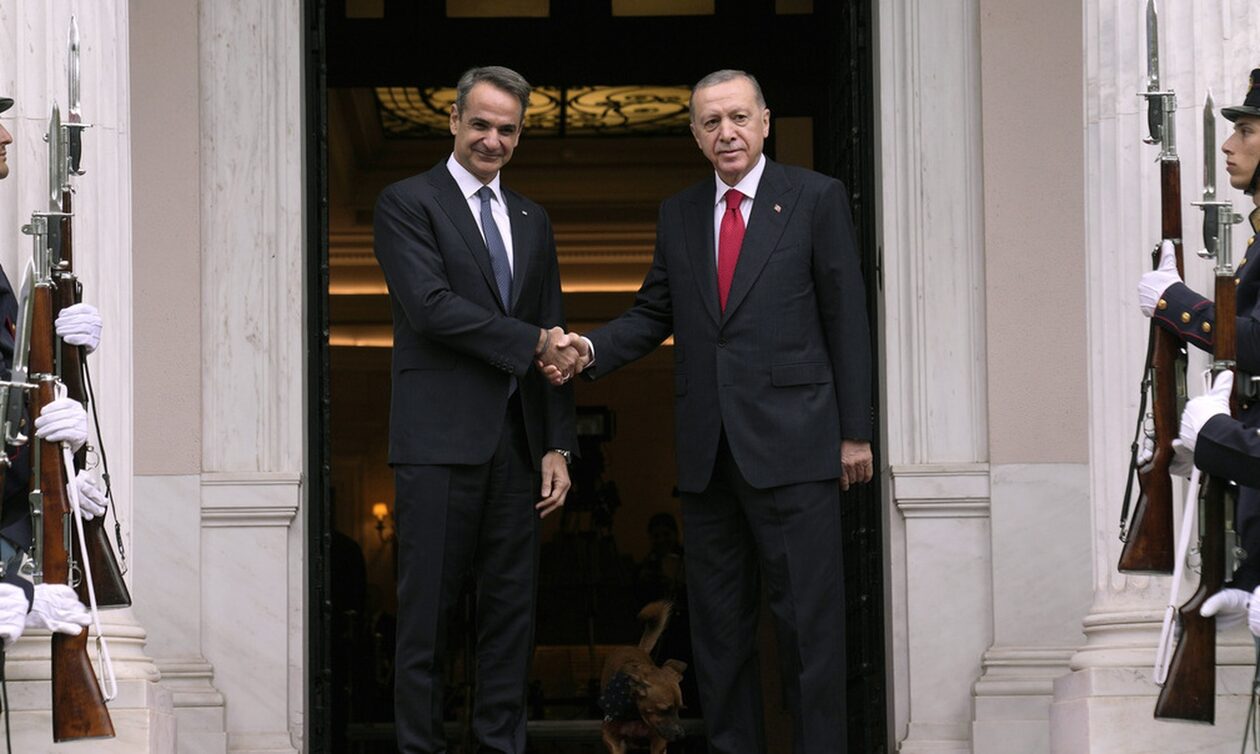 guardian:-«Ο-μποξέρ-Ερντογάν-στο-ρινγκ»-–-Συμφωνία-win-win-επιδιώκει-ο-Τούρκος-πρόεδρος-στην-Αθήνα