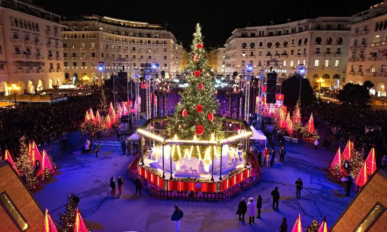 Η-Θεσσαλονίκη-«φόρεσε»-τα-γιορτινά-της:-Φωταγωγήθηκε-το-δέντρο-στην-πλατεία-Αριστοτέλους