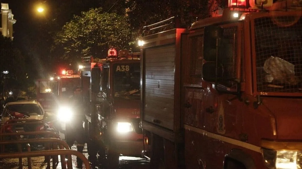 Υπό-έλεγχο-η-φωτιά-σε-διαμέρισμα-στο-Μοσχάτο-–-Επιχείρησαν-24-πυροσβέστες-με-7-οχήματα