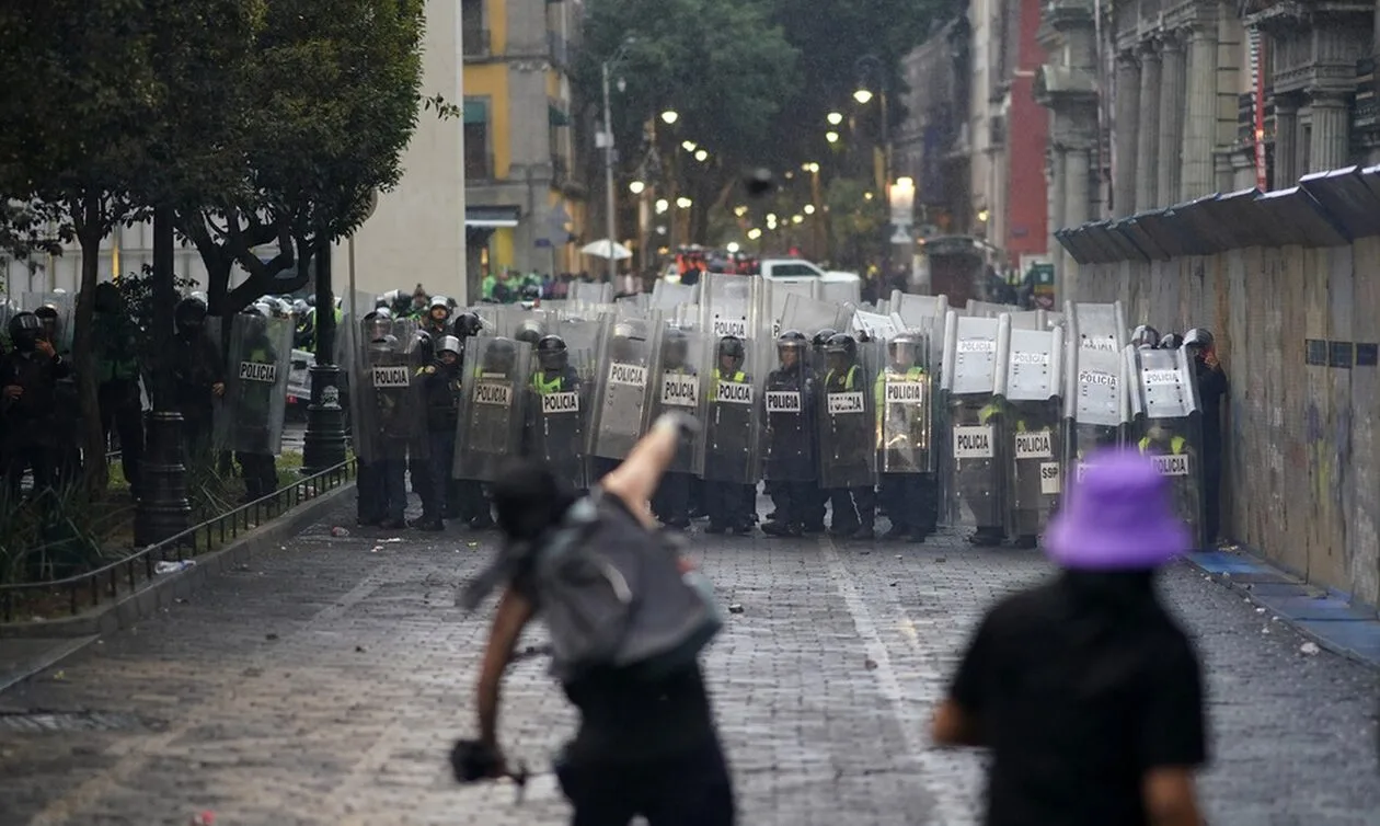 Χάος-στο-Μεξικό:-Τουλάχιστον-11-νεκροί-σε-μάχη-πολιτών-και-κακοποιών