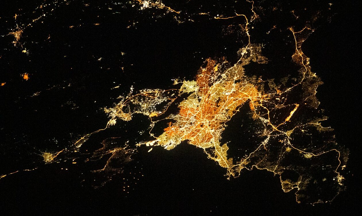 nasa:-Η-νυχτερινή-Αθήνα-από-το-διάστημα-–-Η-φωτογραφία-ενός-αστροναύτη