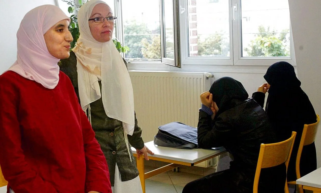 Σάλος-στη-Γαλλία:-Δασκάλα-φοβάται-για-τη-ζωή-της-–-Έδειξε-γυμνά-έργα-Τέχνης-σε-Μουσουλμάνους-μαθητές