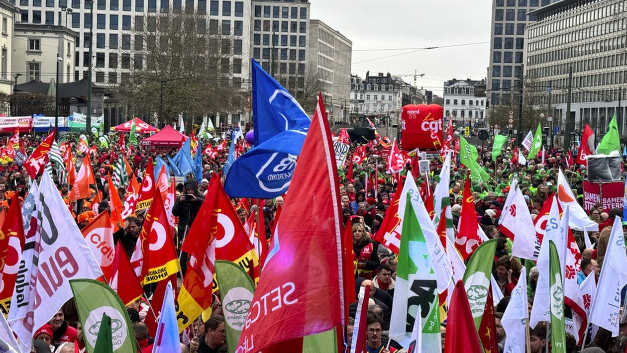 Βρυξέλλες:-Πορεία-χιλιάδων-διαδηλωτών-κατά-της-λιτότητας-και-του-περιορισμού-δημοσίων-δαπανών