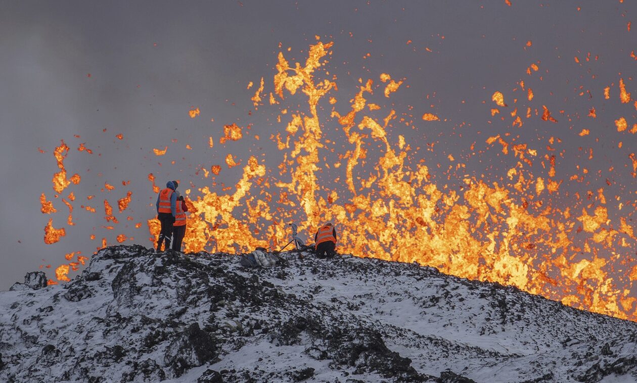 Ισλανδία:-Εικόνες-που-κόβουν-την-ανάσα-από-την-έκρηξη-του-ηφαιστείου-–-Ποτάμια-λάβας