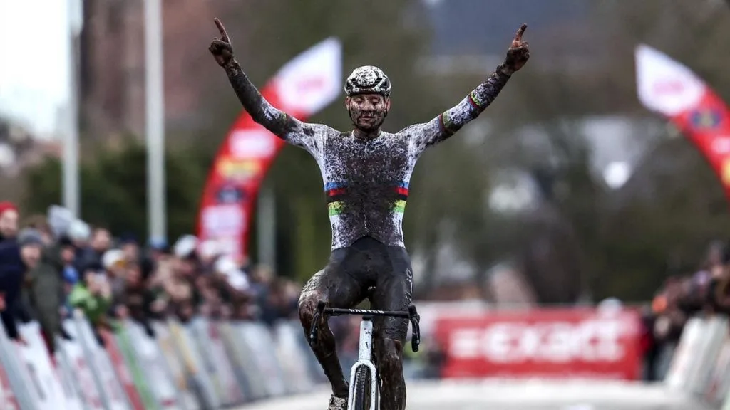 cyclocrosss:-Νίκησε-και….έφτυσε-το-κοινό-ο-van-der-poel-(video)