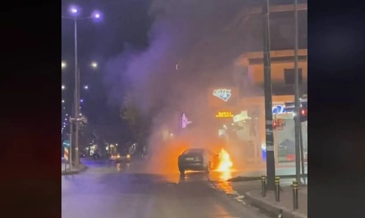 Θεσσαλονίκη:-Βίντεο-ντοκουμέντο-με-αυτοκίνητο-να-τυλίγεται-στις-φλόγες