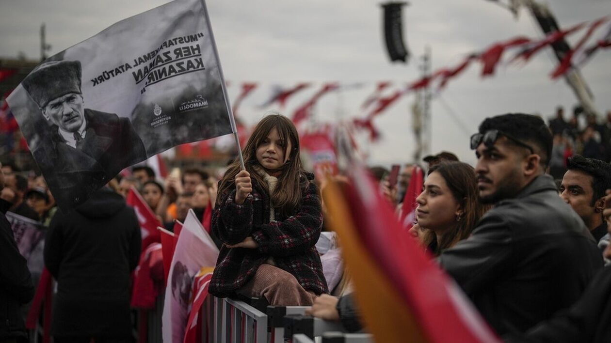 Μία-σαπουνόπερα-–-καθρέφτης-της-κοινωνίας-διχάζει-τους-Τούρκους