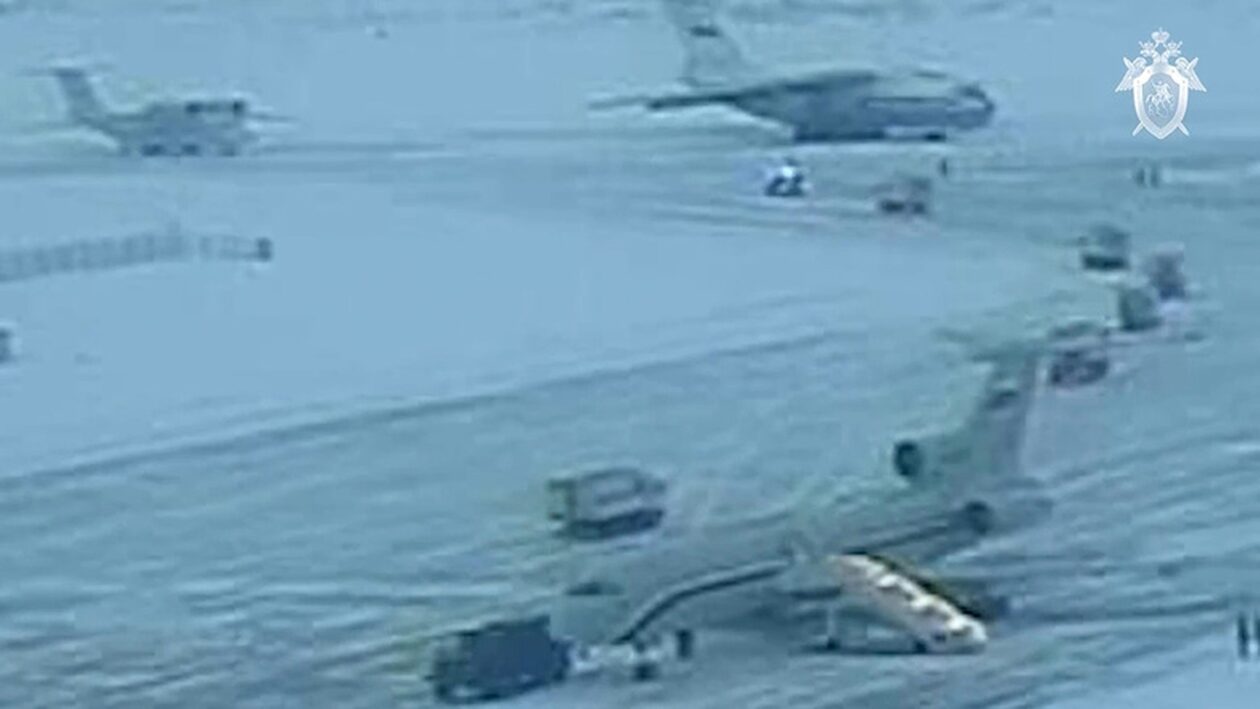 Βίντεο-δείχνει-Ουκρανούς-αιχμαλώτους-να-επιβιβάζονται-σε-ρωσικό-αεροπλάνο-που-καταρρίφθηκε