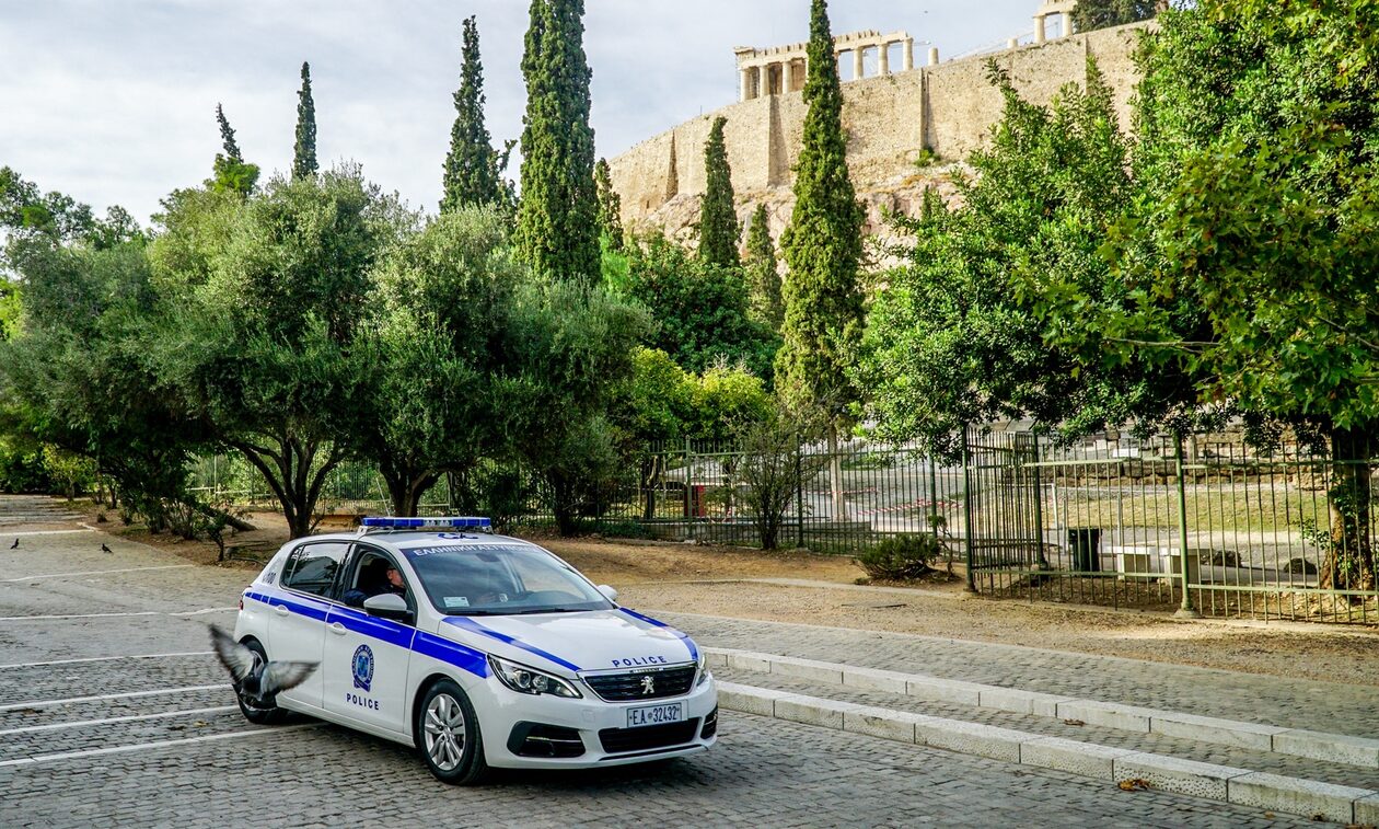Τρόμος-για-29χρονη-στο-κέντρο-της-Αθήνας:-Κουκουλοφόροι-την-απείλησαν-για-να-τη-ληστέψουν
