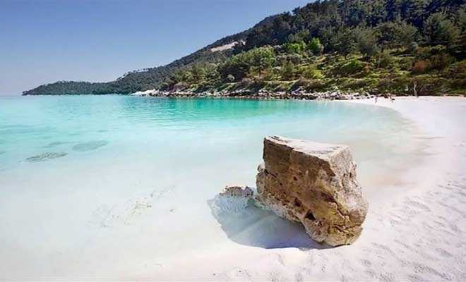 Ποια-Καραϊβική…-Αυτή-η-εξωτική-παραλία-με-την-ολόλευκη-άμμο-και-τα-μαργαριταρένια-βότσαλα-βρίσκεται-στην-Ελλάδα-(pics)
