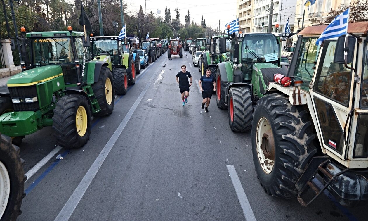 Αγρότες:-Τα-τρακτέρ-έφυγαν-από-την-Αθήνα-με-προορισμό-τα-μπλόκα-–-Αντίστροφη-μέτρηση-για-αποφάσεις
