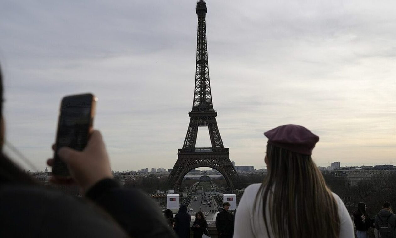 Παρίσι:-Ανοίγει-ξανά-ο-Πύργος-του-Αϊφελ-μετά-από-πέντε-ημέρες-απεργία