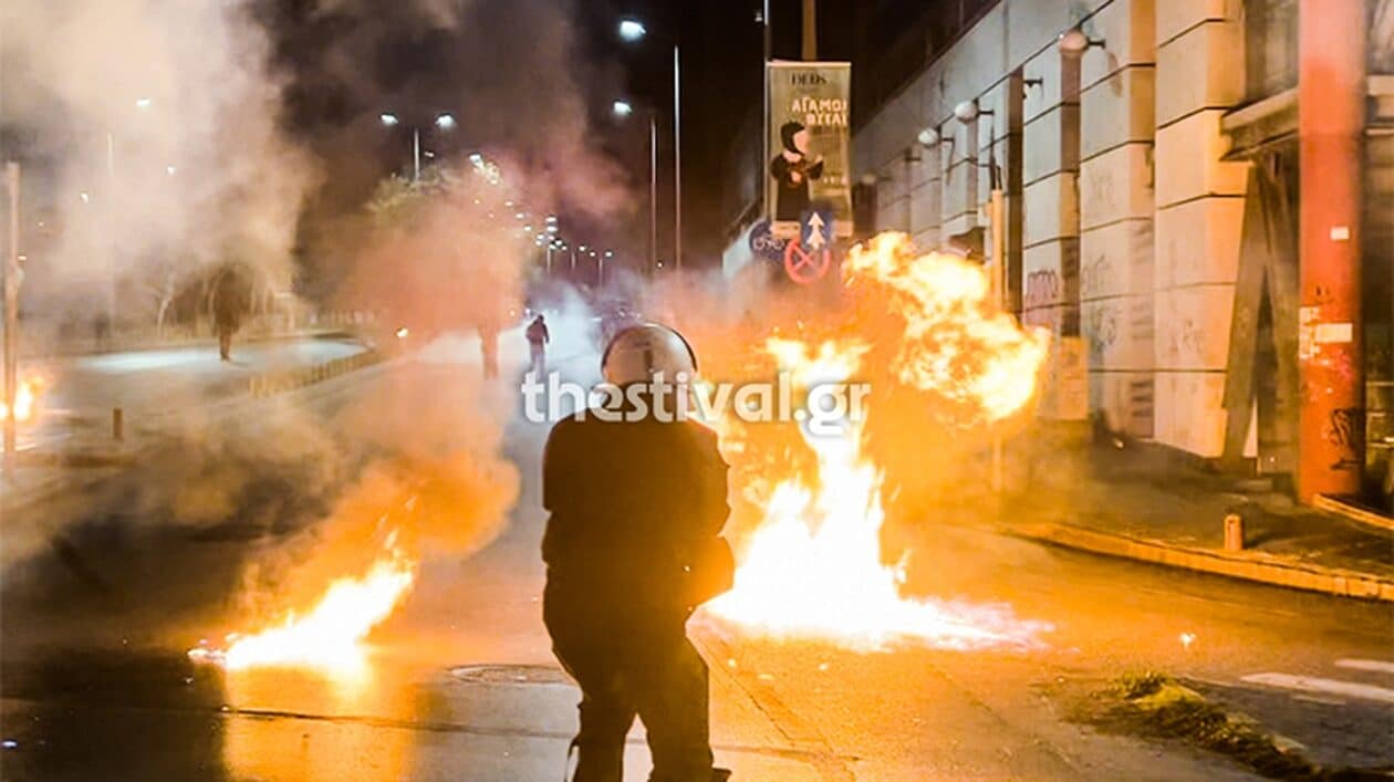 Θεσσαλονίκη:-Σοβαρά-επεισόδια-τα-ξημερώματα-–-Κουκουλοφόροι-έκαψαν-οχήματα-στο-ΑΠΘ
