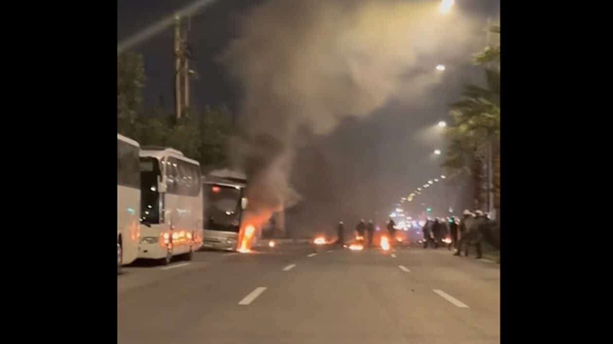 Αθήνα:-eπεισόδια-στη-Γεωπονική-Σχολή-–-Έκαψαν-λεωφορεία-και-αυτοκίνητα