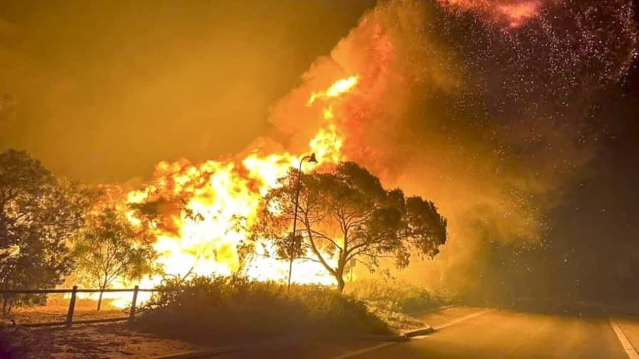Αυστραλία:-Μαίνονται-οι-πυρκαγιές-–-Καίγονται-σπίτια-στην-πολιτεία-Βικτώρια