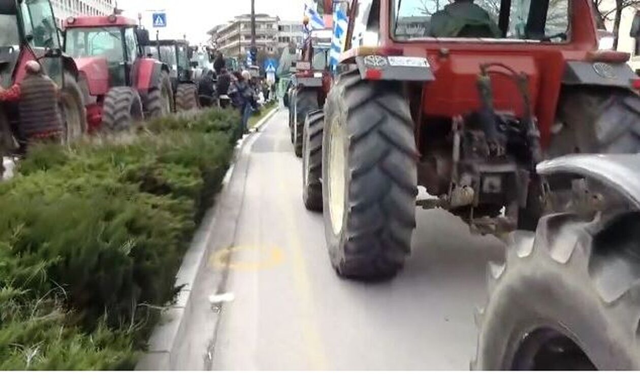 Αγρότες-διαδηλώνουν-με-τα-τρακτέρ-τους-μέσα-σε-Ιωάννινα-και-Μεσολόγγι