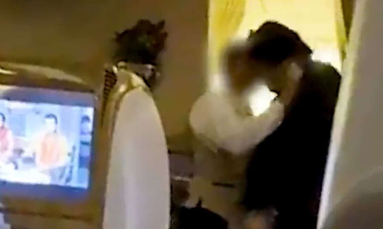 Τρόμος-στον-αέρα-για-επιβάτες-της-emirates:-Μεθυσμένος-άνδρας-επιτέθηκε-σε-αεροσυνοδό