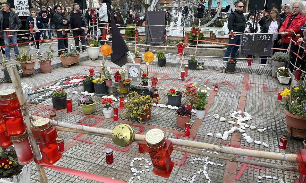 Λάρισα:-Απέραντη-συγκίνηση-στην-πλατεία-του-ΟΣΕ-–-Αποκαλύφθηκε-μνημείο-για-τα-57-θύματα