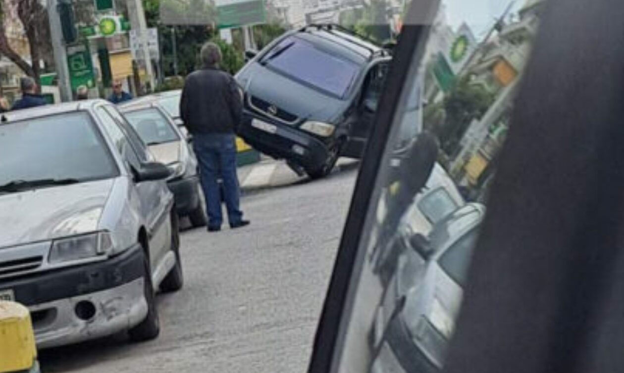 Τροχαίο-στη-Βεΐκου:-Αυτοκίνητο-βρέθηκε-πάνω-σε-παρκαρισμένα-οχήματα