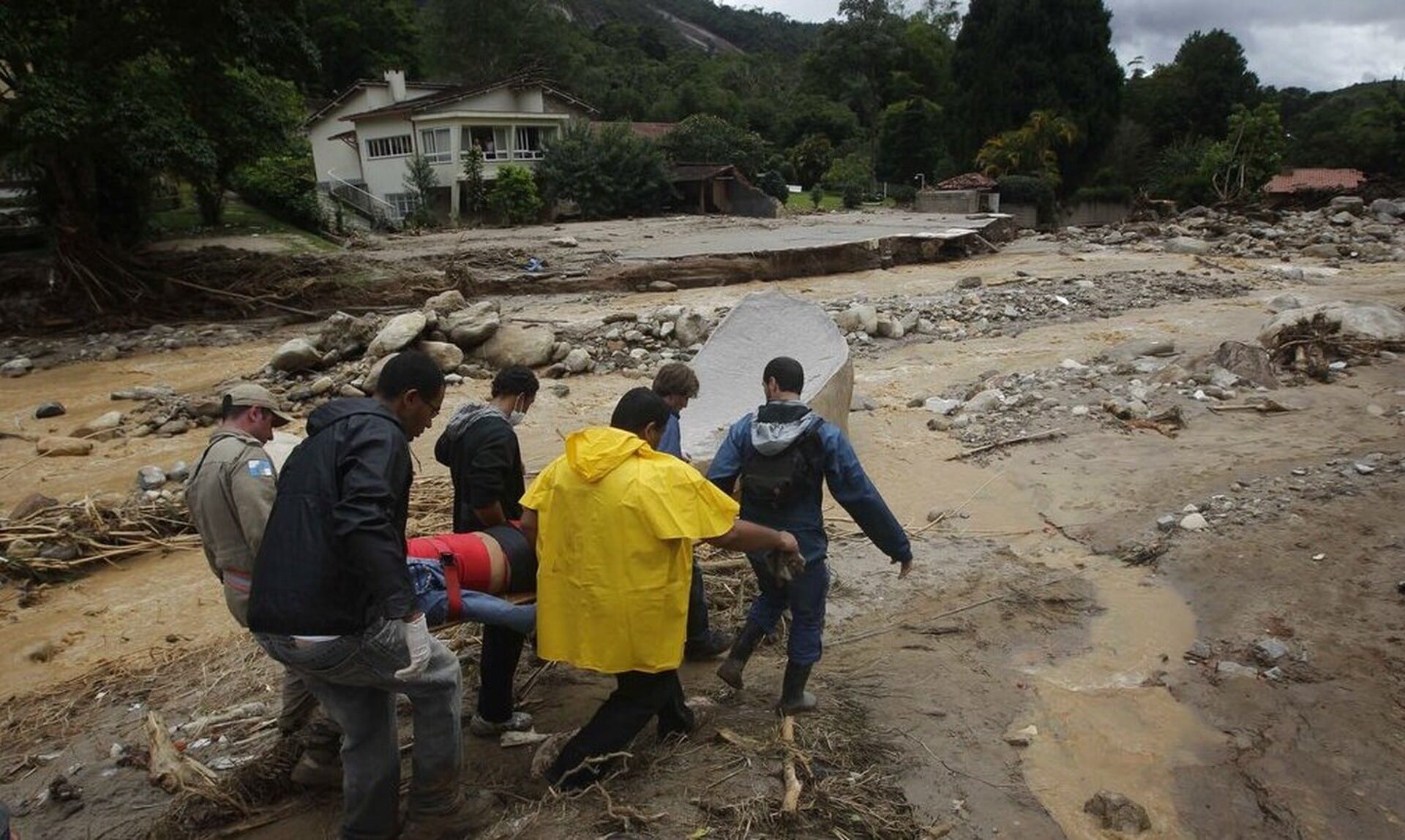 Βραζιλία:-Τουλάχιστον-20-νεκροί-από-καταρρακτώδεις-βροχές-και-πλημμύρες