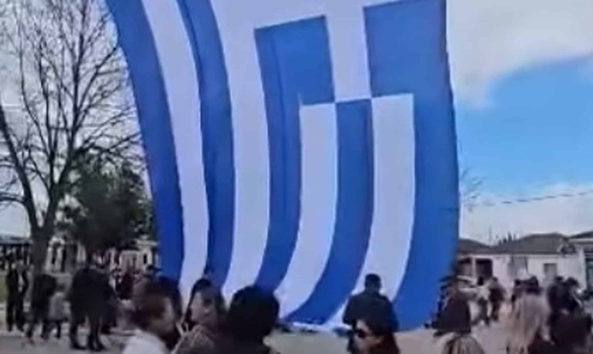 Έκλεψε-την-παράσταση-η-τεράστια-ελληνική-σημαία-στην-παρέλαση-του-Στεφανοβικείου-(vid)