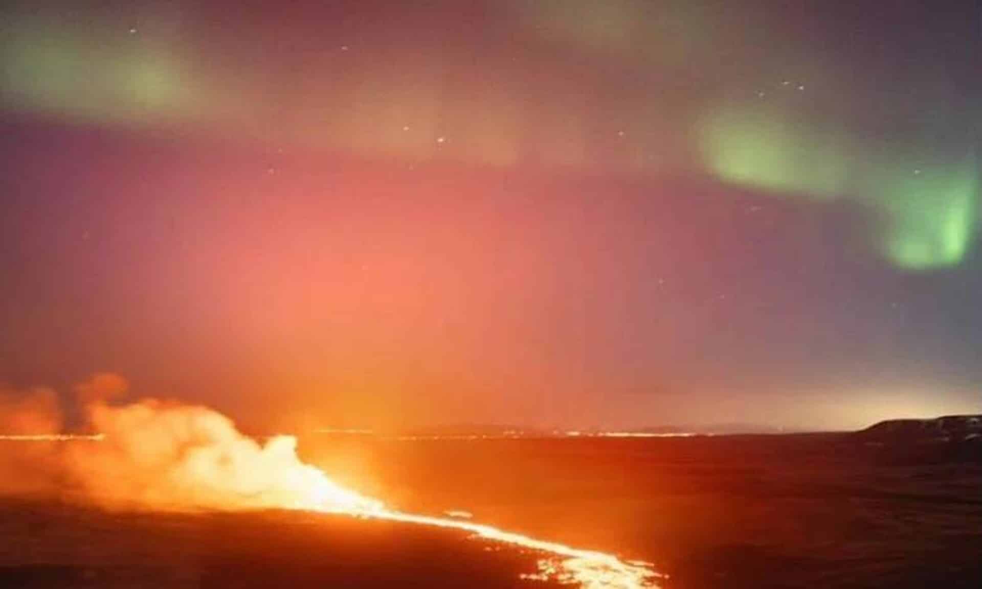 Μοναδικές-εικόνες-από-την-Ισλανδία:-Το-ηφαίστειο-συναντά-το-Βόρειο-Σέλας
