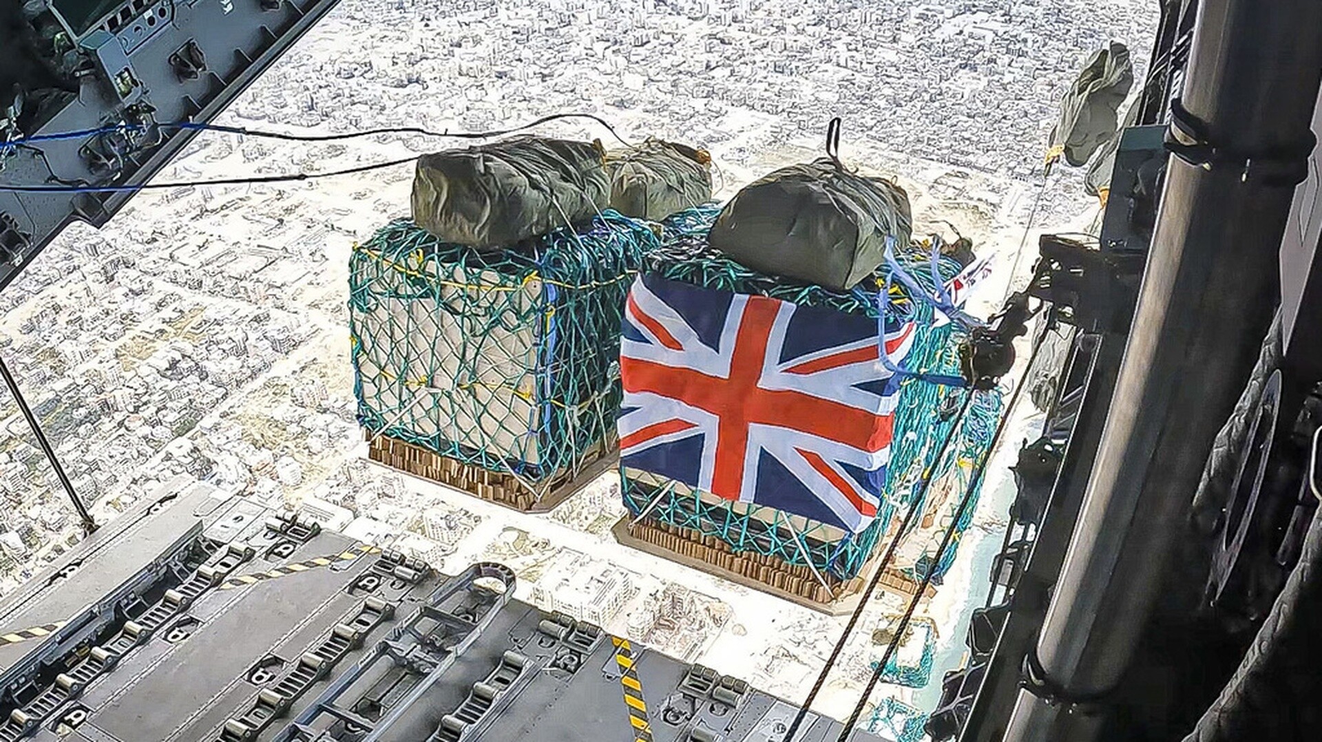 Βρετανία:-Η-Πολεμική-Αεροπορία-ρίχνει-στη-Γάζα-τρόφιμα-με-αλεξίπτωτα