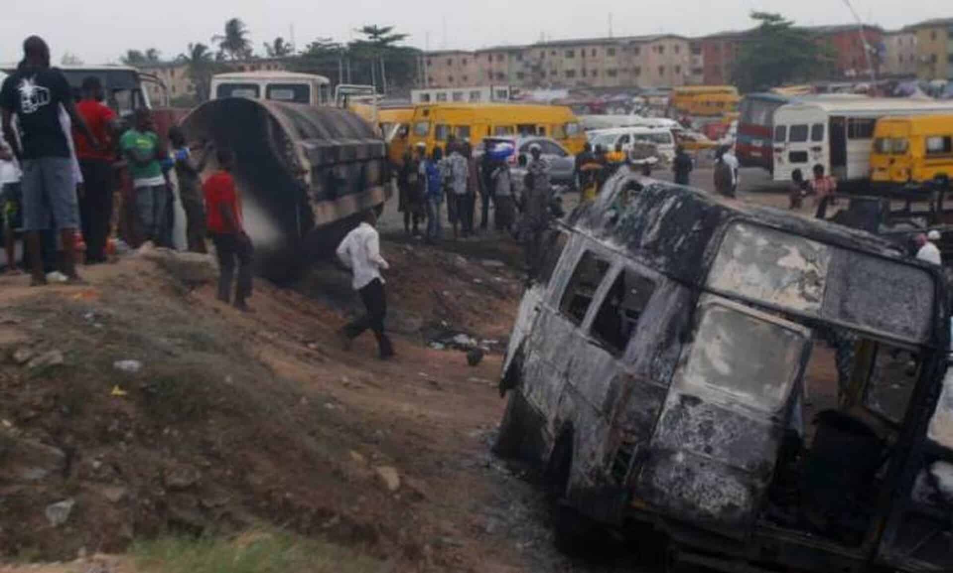 Νιγηρία:-Τουλάχιστον-13-νεκροί-από-την-πρόσκρουση-φορτηγού-σε-σταθμευμένο-λεωφορείο