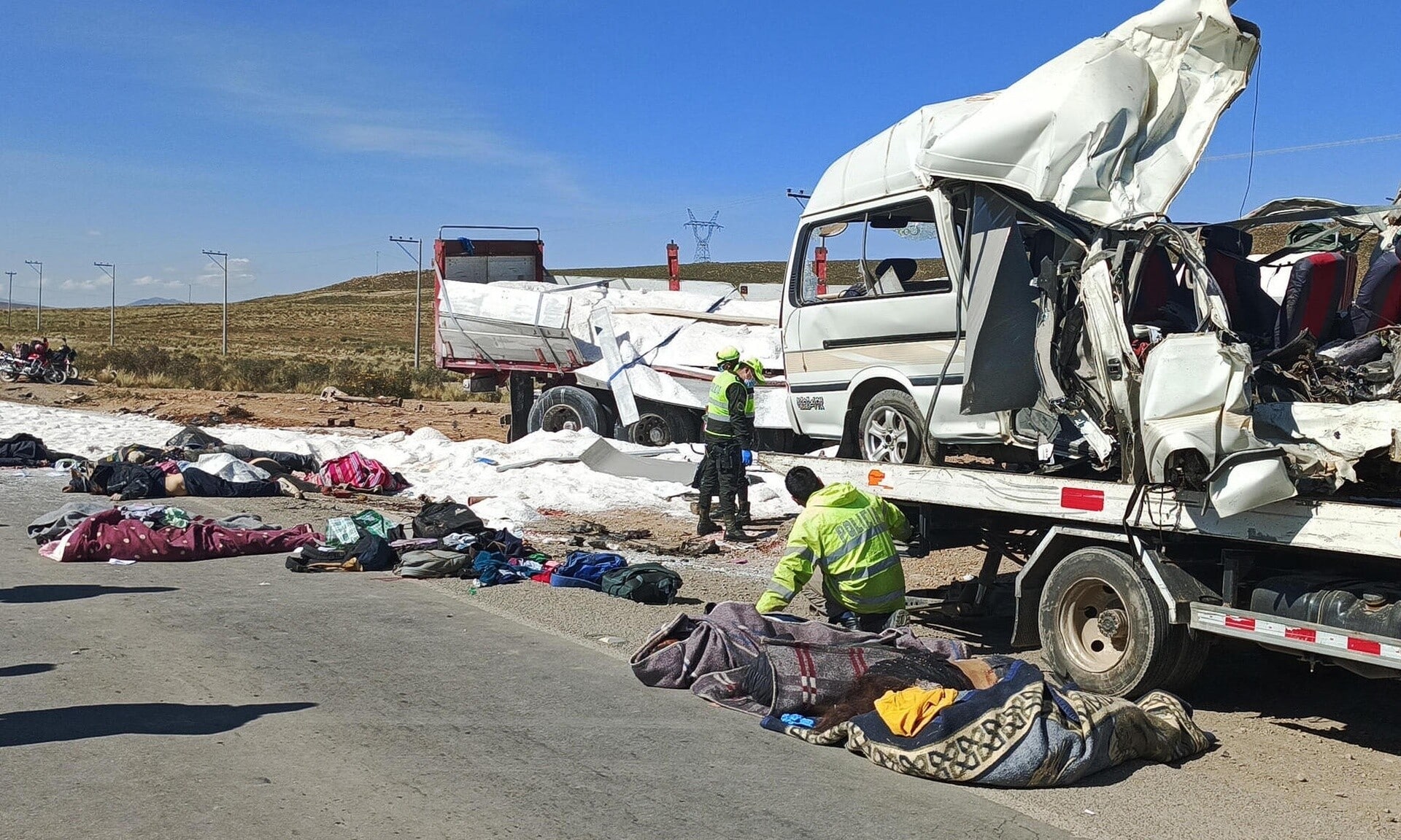 Βολιβία:-14-νεκροί-από-σύγκρουση-λεωφορείου-με-φορτηγό
