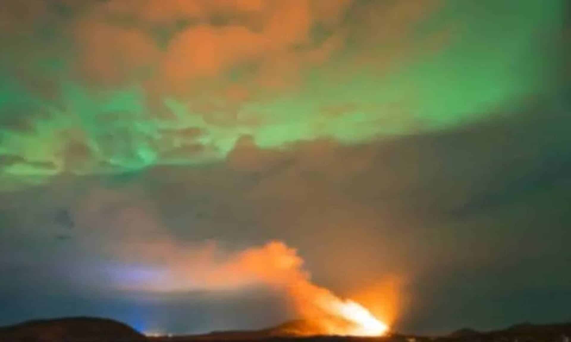 Φαντασμαγορικές-εικόνες:-Όταν-το-Βόρειο-Σέλας-συναντάει-ένα-ηφαίστειο-που-εκρήγνυται