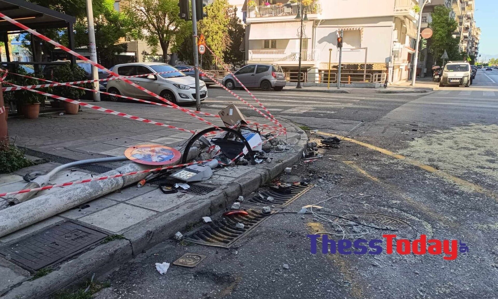 Σοβαρό-τροχαίο-στη-Θεσσαλονίκη:-Αυτοκίνητο-«καρφώθηκε»-σε-κολώνα