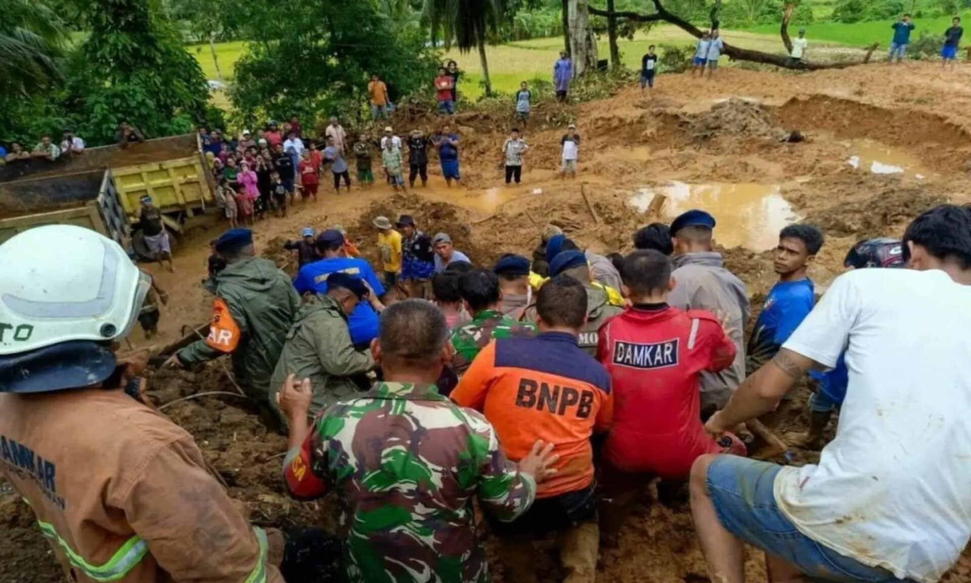 Τραγωδία-στην-Ινδονησία:-Τουλάχιστον-19-νεκροί-σε-κατολίσθηση