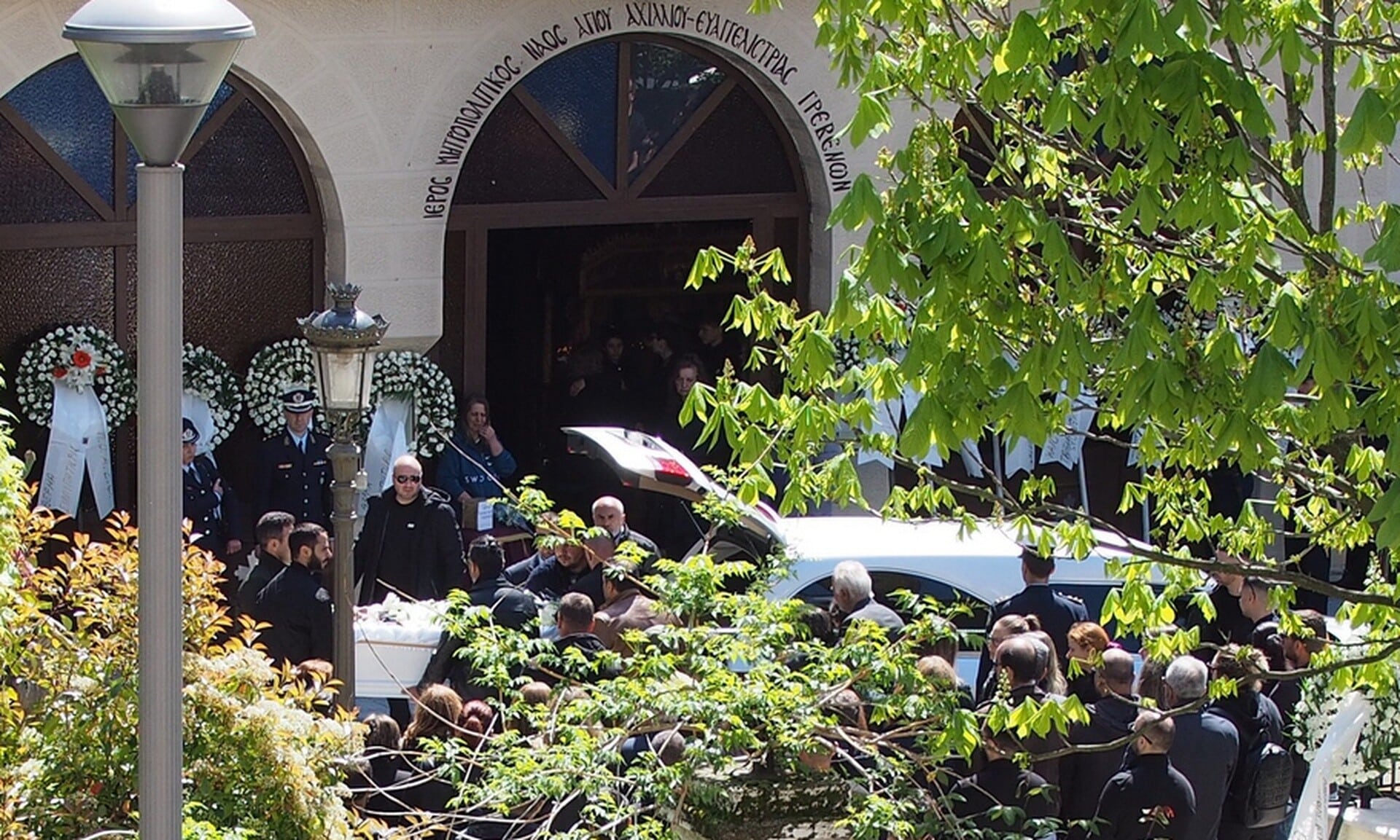 Γρεβενά:-Θρήνος-στην-κηδεία-του-31χρονου-αστυνομικού-που-σκοτώθηκε-στο-Πασαλιμάνι