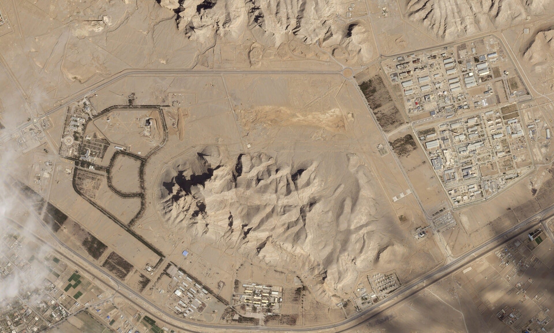 Επίθεση-Ισραήλ-στο-Ιράν:-Δορυφορικές-φωτογραφίες-από-τη-ζημιά-στην-αεροπορική-βάση-του-Ισφαχάν