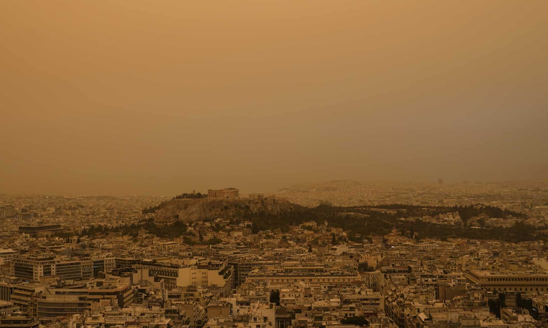 «Τα-μνημεία-της-Αθήνας-θυμίζουν-σκηνές-από-τον-Άρη»-–-Πώς-«είδε»-ο-ξένος-Τύπος-την-αφρικανική-σκόνη