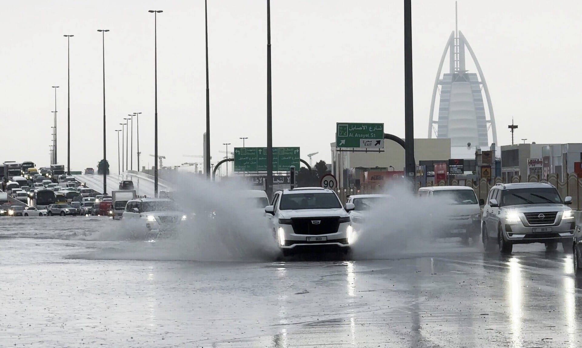 Μετά-τις-πλημμύρες-στο-Ντουμπάι-άνθρωποι-αρρωσταίνουν-από-το-«ακάθαρτο-νερό»