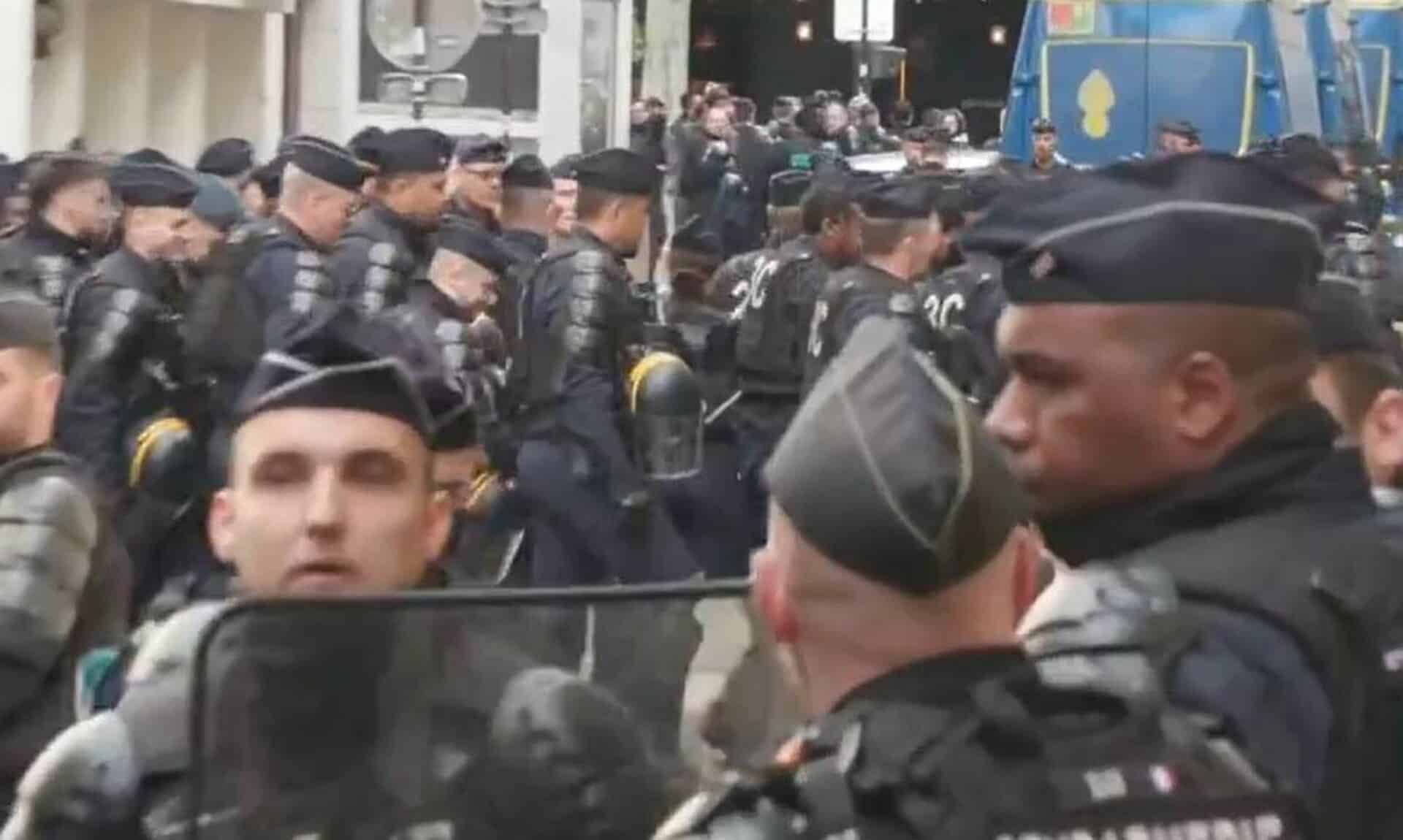 Η-κρίση-των-ΗΠΑ-μεταφέρεται-στη-Γαλλία:-Αστυνομική-επιχείρηση-και-επεισόδια-στο-Παρίσι-με-διαδηλωτές
