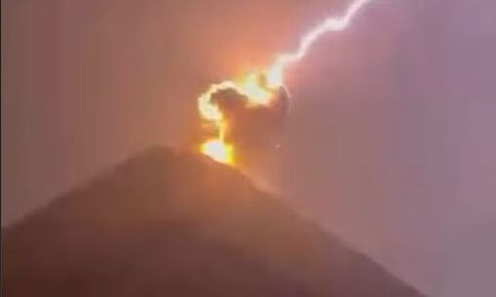 Το-βίντεο-της-ημέρας:-Κεραυνός-χτυπάει-ηφαίστειο-στη-Γουατεμάλα