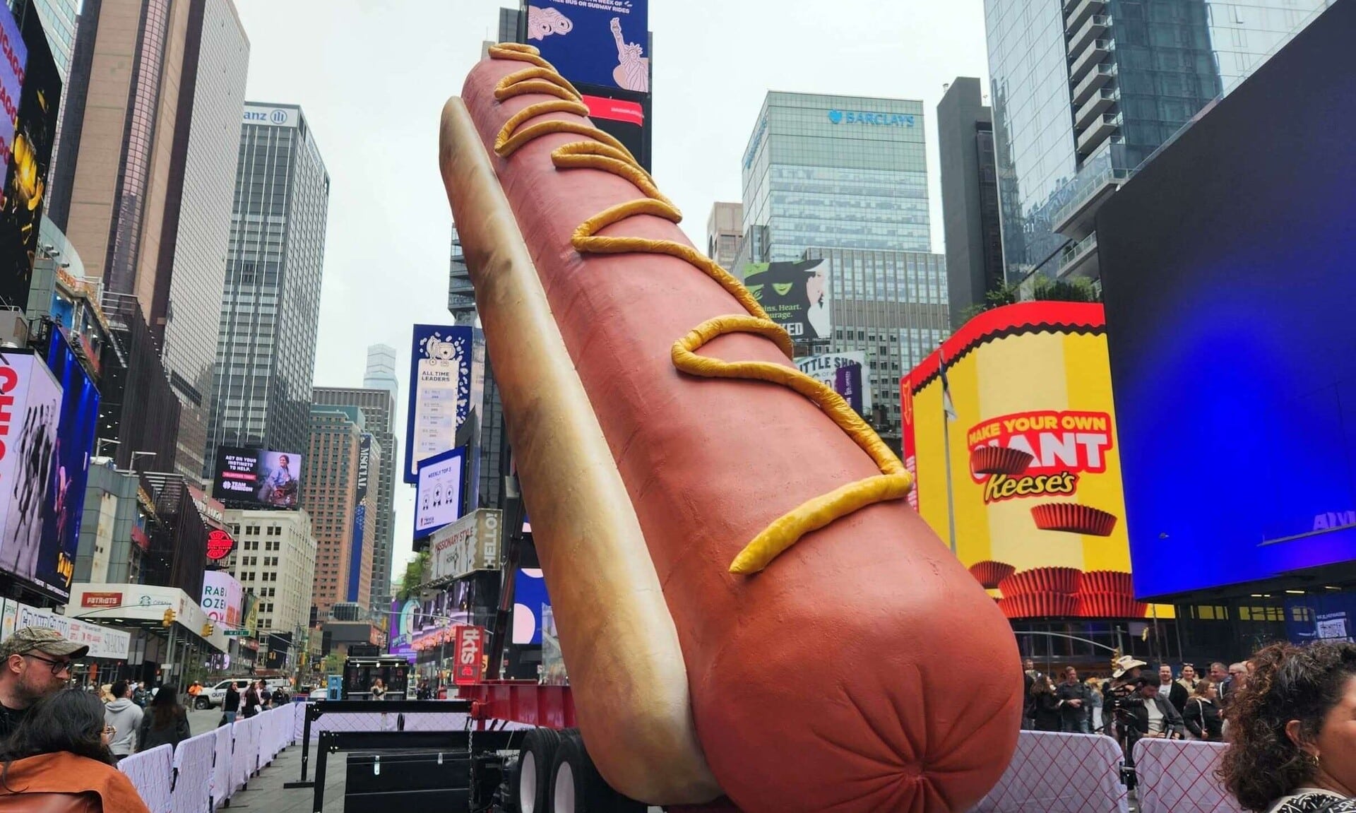 Απίστευτο-κι-όμως-αληθινό:-Γλυπτό-20-μέτρων-με-hot-dog-στην-times-square-της-Νέας-Υόρκης