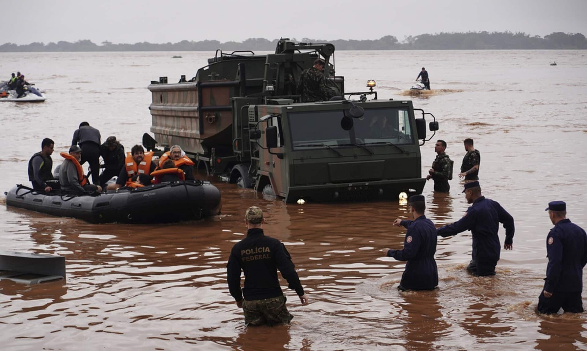 Φονικές-πλημμύρες-στη-Βραζιλία:-Μάχη-με-τον-χρόνο-δίνουν-οι-διασώστες-–-Δραματικά-βίντεο