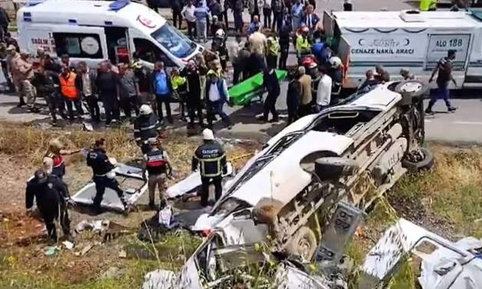 Τραγωδία-στην-Τουρκία:-Οκτώ-νεκροί-και-ένδεκα-τραυματίες-μετά-από-σύγκρουση-μπετονιέρας-με-λεωφορείο