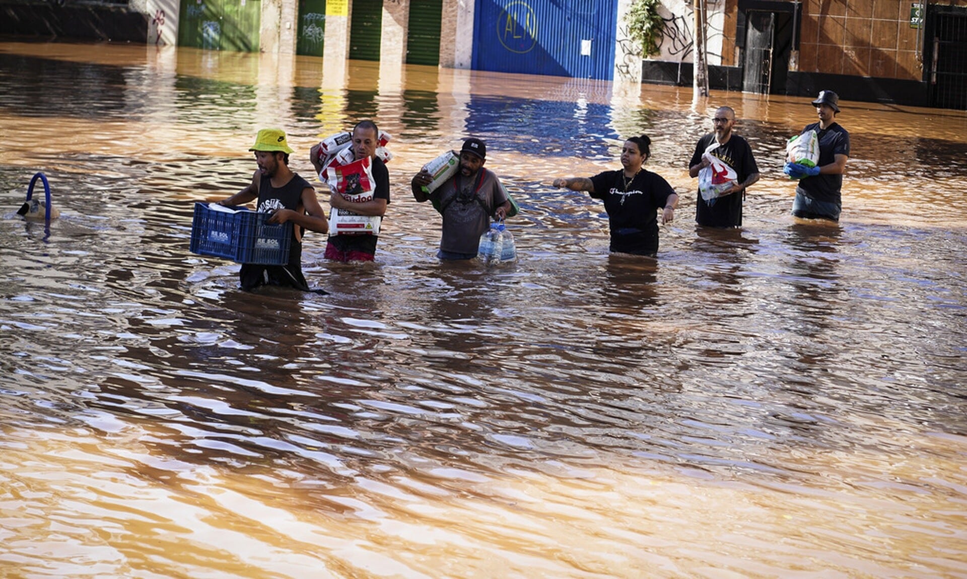 Πλημμύρες-στη-Βραζιλία:-Πάνω-απο-90-νεκροί,-χιλιάδες-εκτοπισμένοι-–-«Η-κατάσταση-θυμίζει-πόλεμο…»