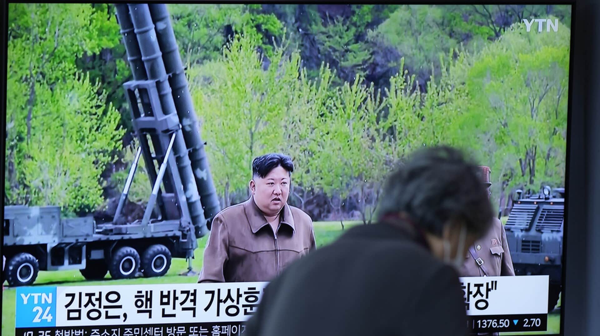 Βόρεια-Κορέα:-Ο-Κιμ-Γιονγκ-Ουν-επιθεώρησε-συστήματα-πολλαπλών-εκτοξευτών-πυραύλων